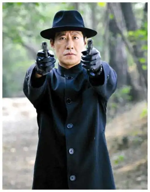 48岁于震:二婚娶小13岁娇妻,婚后连生三胎,现一家五口其乐融融