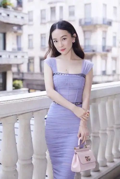 霍思燕又自信素颜走机场穿黑t恤配牛仔裤不化妆反而更年轻