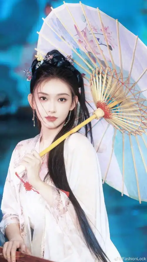 程潇丨荷塘撑伞大片78少女身穿宋制汉服,似古装剧里穿越出来的女