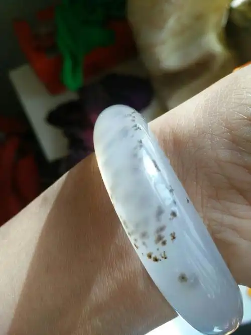 冰透玉髓玛瑙,带了一段时间,里面现气泡,怎么回事