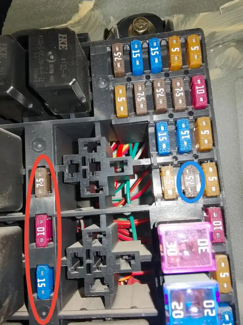 御捷电动汽车330雨刮保险丝自己更换