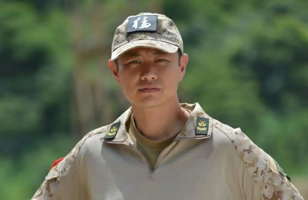 原创35岁赵荀近照,隐瞒了多年的漂亮老婆,原来是我们熟悉的她