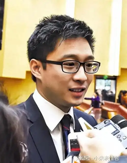 霍启山和父兄观看女子游泳赛疑有目标曾说想找大嫂一样的妻子