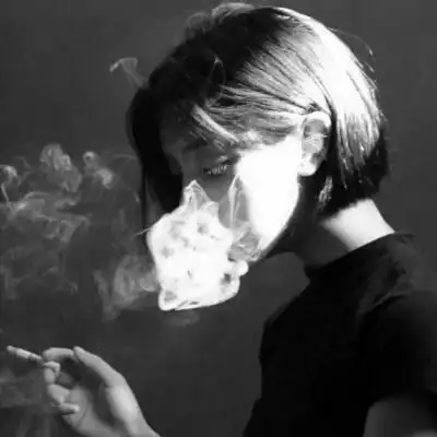 微信头像慵懒偏冷淡风 高清偏丧的慵懒风颓废女生头像图片_女生微信