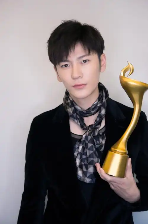 小李晨获青年榜样,丝绒西装高贵帅气,不知道范爷看到会不会心动