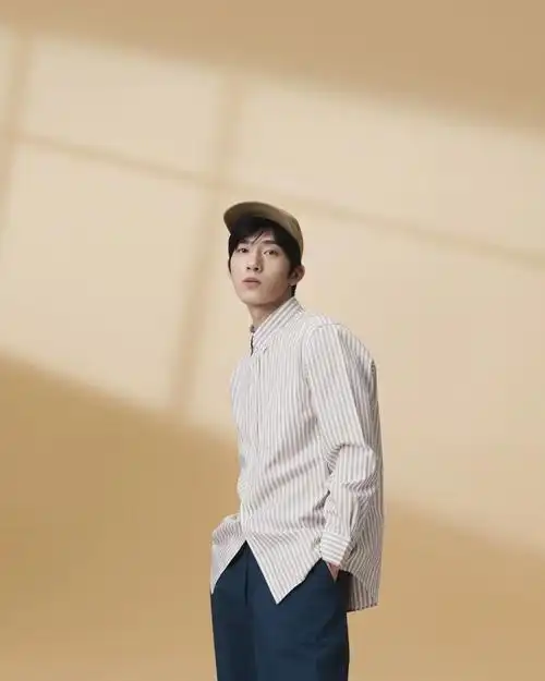 井柏然作为优衣库的全球品牌代言人,基本每个季度都会和品牌拍摄宣传
