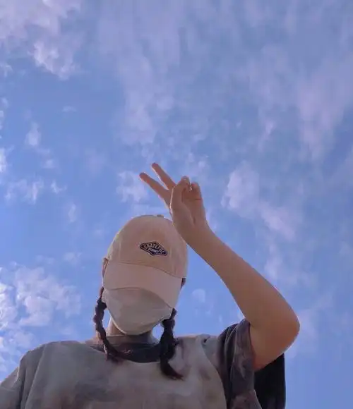 天空照扎起双麻花辫戴着帽子动作自然