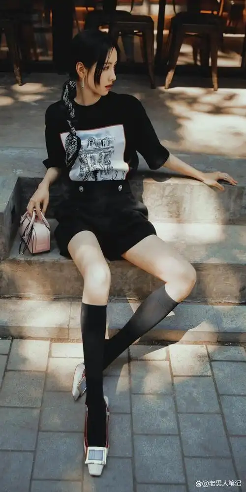 全身all black造型,t恤短裙,黑色长筒袜,秀出白皙,修长美腿,纤美好