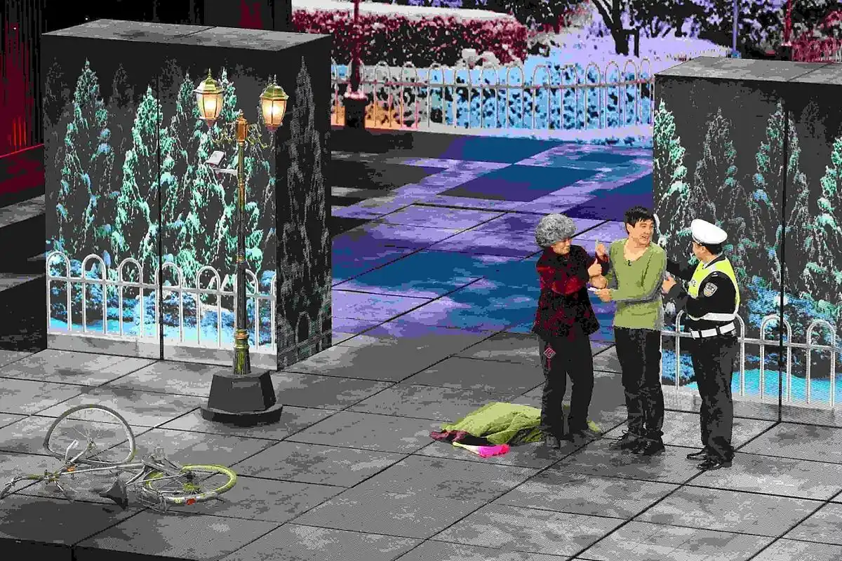 大年三十的春晚舞台,沈腾,马丽和开心麻花团队表演的小品《坑》,承包