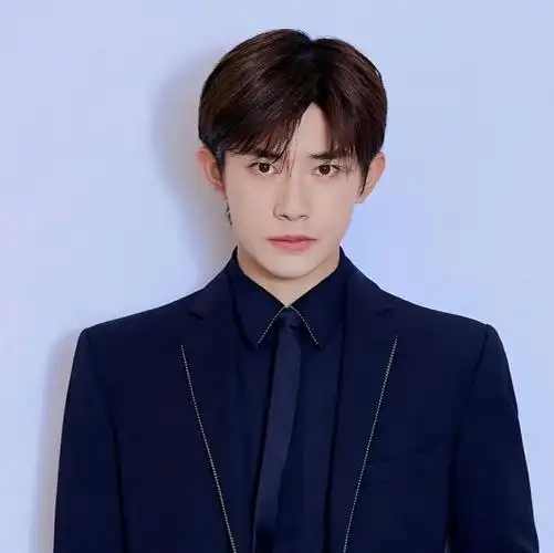 惊鸿一瞥的男明星西装合集,在人群中爱你就是最好的距离