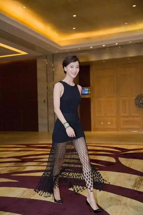 《后会无期》首映 王珞丹送"先生卡"调戏韩寒