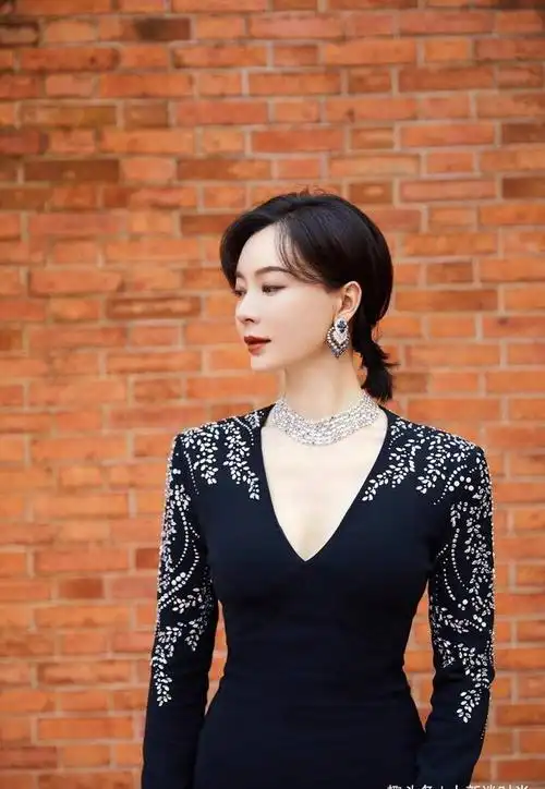 作为一名优秀的演员,陈数不仅在演技上具备很强的表现力,并且在时尚