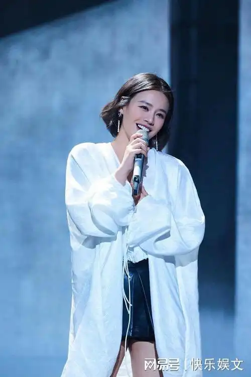 马思纯穿睡衣晒照庆情人节笑容甜蜜妩媚动人男朋友没有出镜