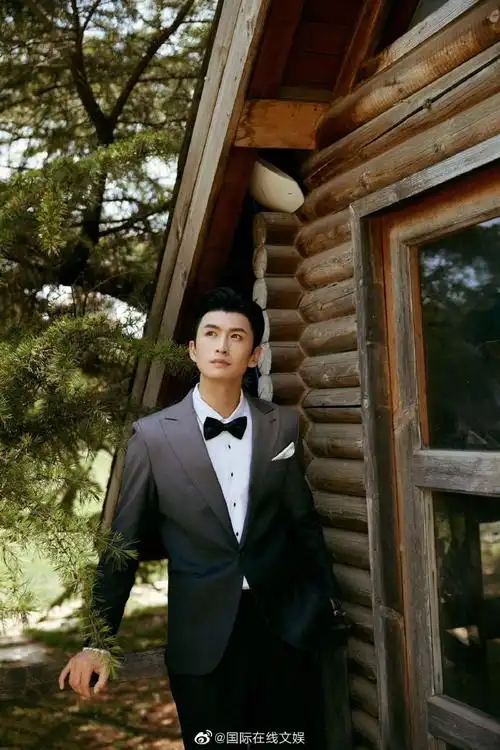 今天张云龙出席中国电影华表奖look,渐变灰色的西装,俊朗挺拔的身