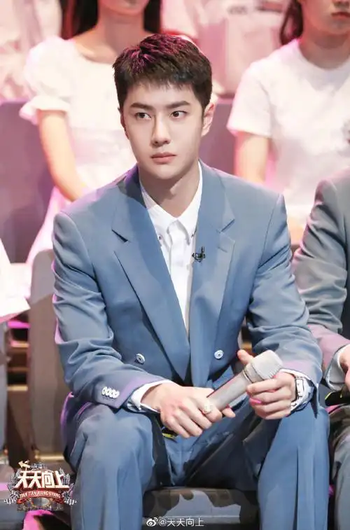 王一博天天向上#高清剧照!灰蓝色西服套装 小短发太帅气了!