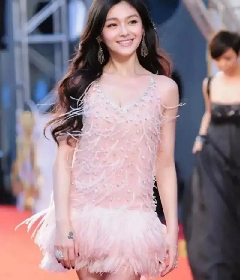 十二年前的大s身着礼服亮相红毯,美得令人倾倒,确实拥有惊艳的美貌.