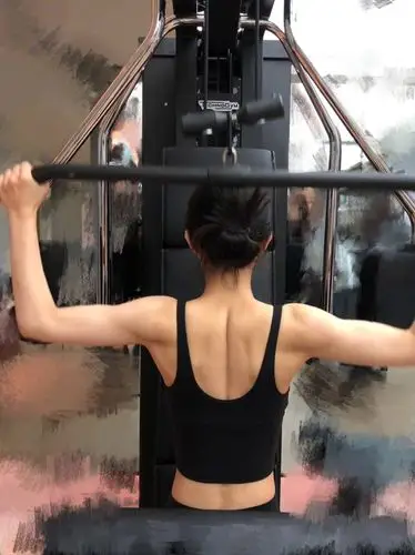 拼命三娘赵丽颖撸铁晒照,踏实,自律,真可谓是能量女神!