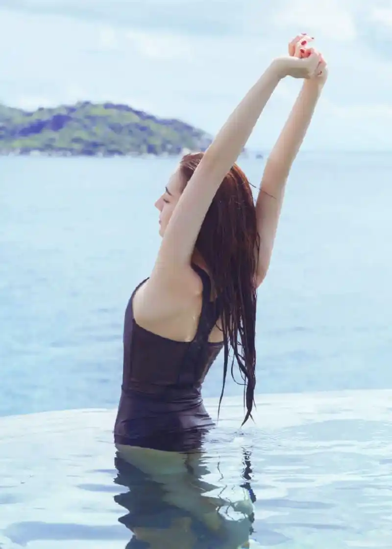 迪丽热巴泳装照曝光慵懒撩发回眸杀好身材赶超杨幂
