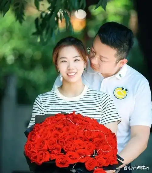 顾玉婷在社交媒体上晒出与丈夫的合影顾玉婷打球潇洒飘逸,曾经也是