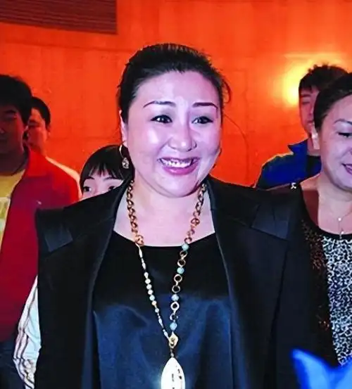 嫌郭德纲穷才离婚,抛弃4岁郭麒麟远走他乡,现在胡中惠后悔吗?