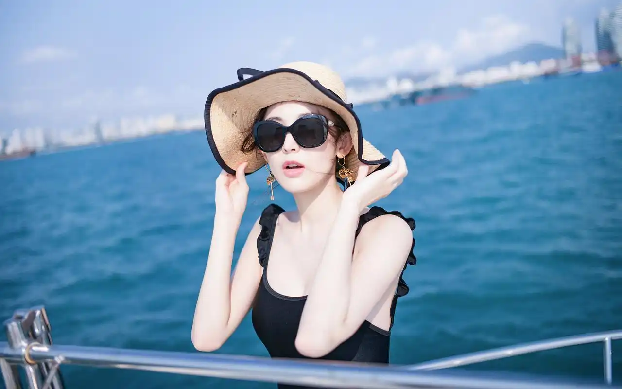 古力娜扎性感海边泳装高清壁纸