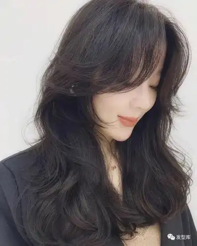 适合秋冬的烫发卷,有点像波纹卷,但是相比波纹卷的整齐划一,法式烫发