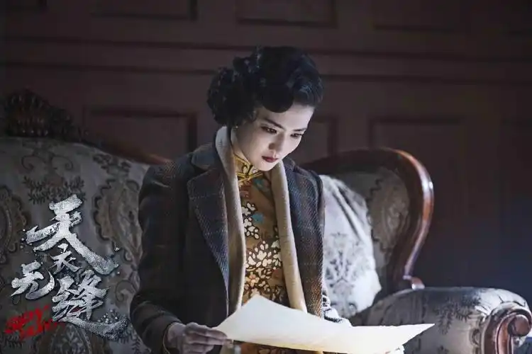 被徐璐惊艳到了旗袍风衣全上阵上演民国时装秀