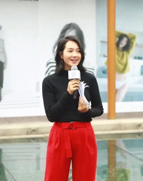 朱丹只不过剪了齐肩短发搭配白衬衣清纯动人