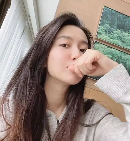 许龄月小花旦素颜照合集:清新靓丽,甜美可爱!_举报