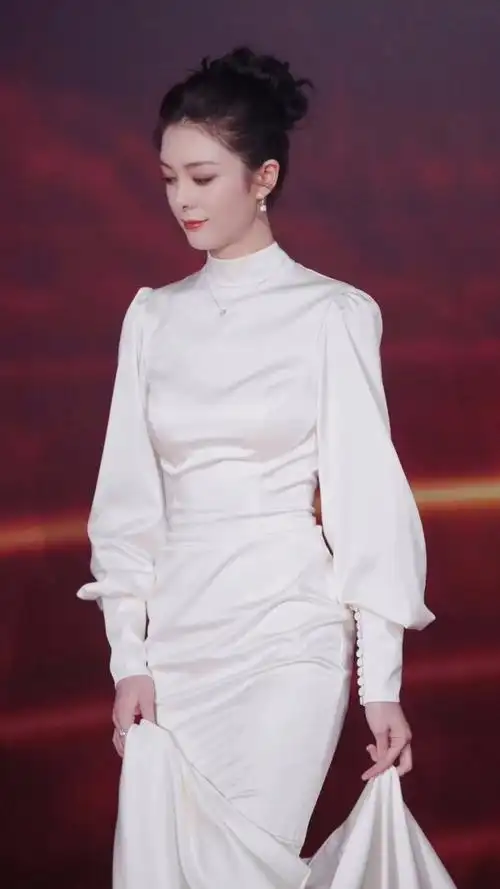 傅菁白色露背长裙,身材高挑走路带风,好美呀