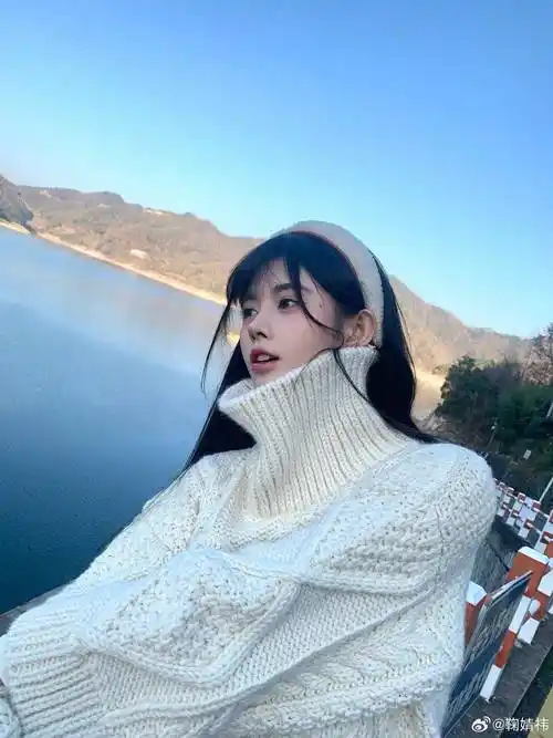 鞠婧祎冬日随拍好温柔啊!