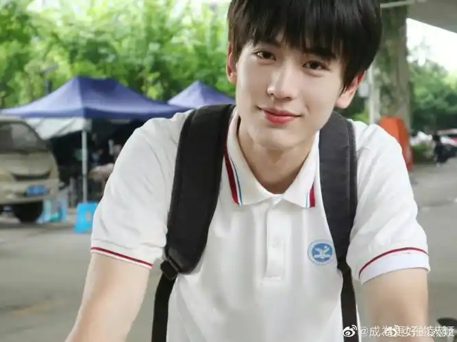 长在我审美点上的张凌赫大帅哥