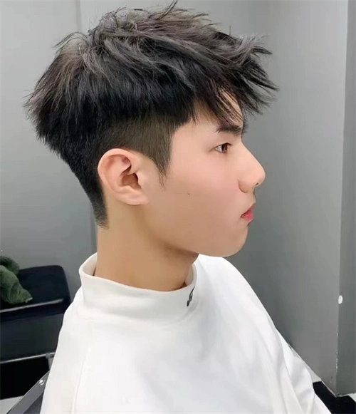 任意脸型都很适合的摩根烫,摩根烫就是它没有锡纸