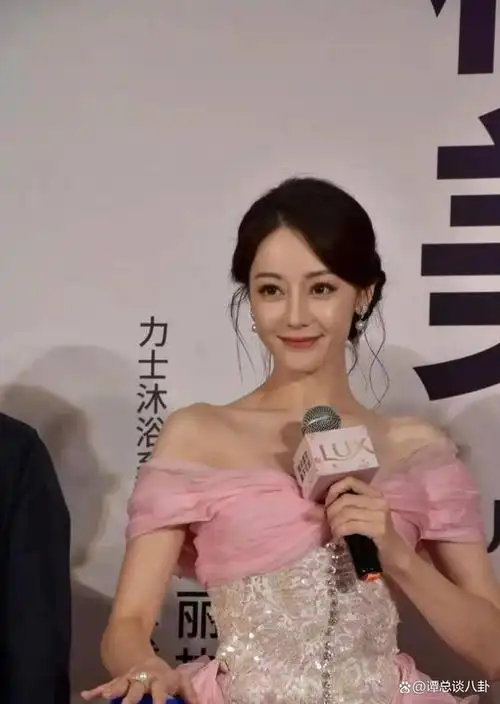 看了迪丽热巴线下活动的真实颜值,才知道普通人跟明星真的有壁
