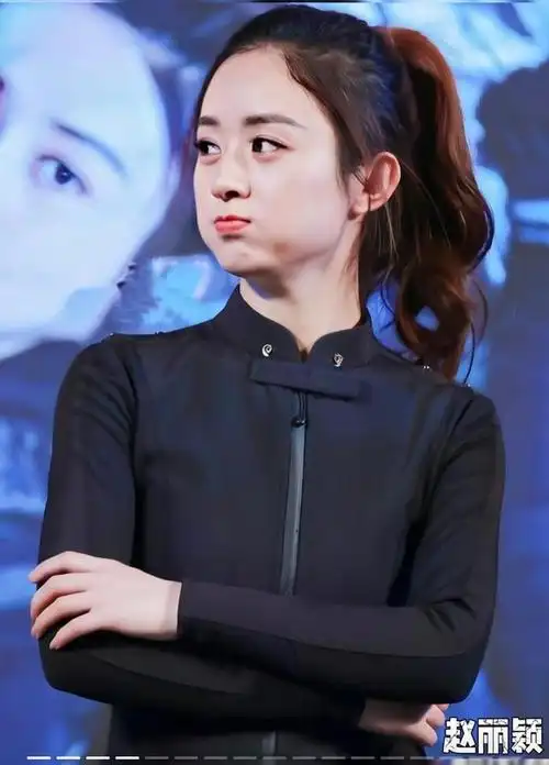 但是有些明星真的不适合嘟嘴,或者说她嘟嘴的姿势不对,反而毁了自己的