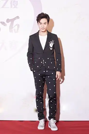 茅子俊出席颁奖礼 造型鬼马宣称要留长发