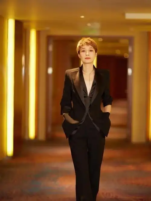 马伊琍罕见换发型,复古卷配"真空西装"美得惊艳,难怪成赢家|短发|裙子