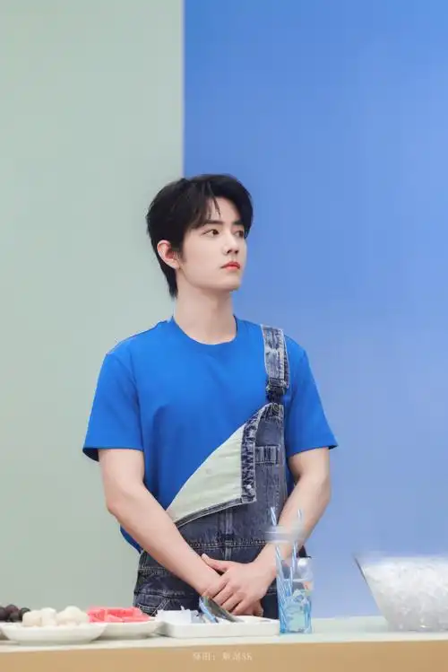 肖战的胸肌好明显##肖战终于穿背带裤了