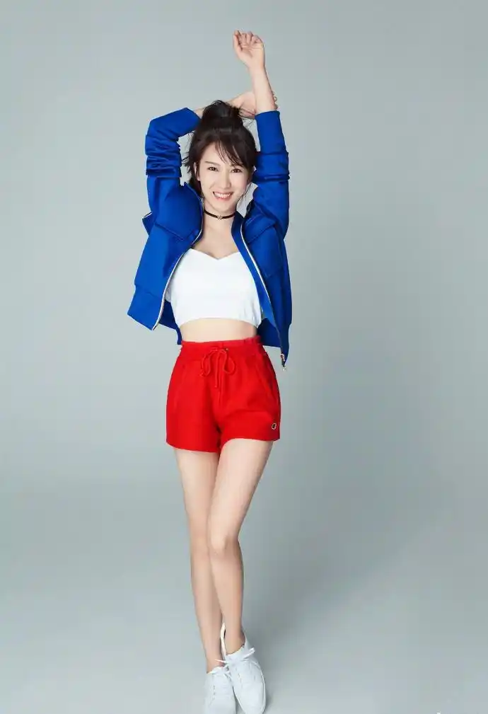 33岁辣妈李念晒照,穿碎花裙绑发带,美成18岁少女样儿!