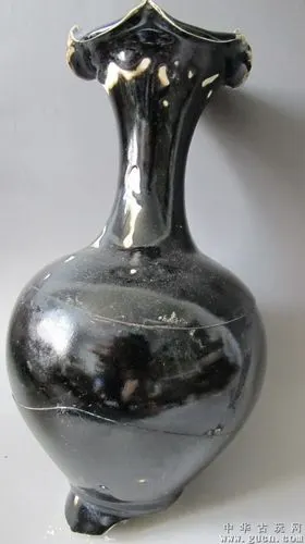 宋代定窑黑定花口瓶标本