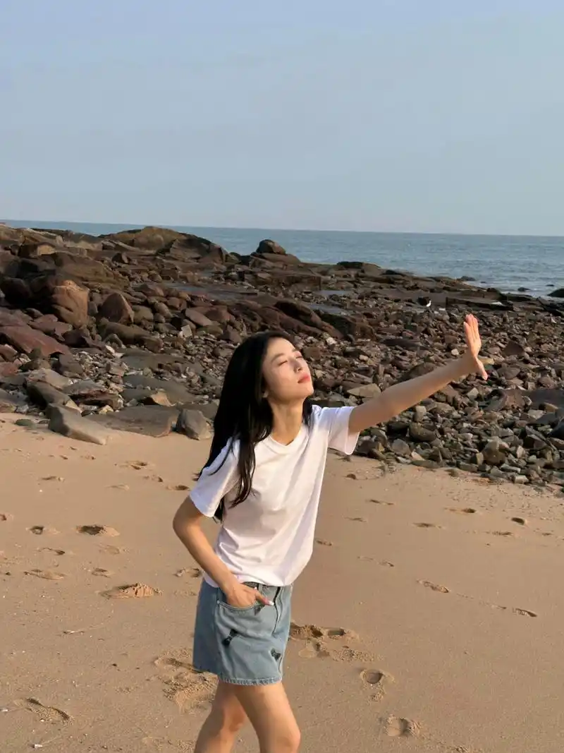 周雨彤最新美照,生活照的她好清纯可爱.