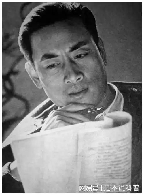 80年代的观众们他荧幕形象俊朗,身姿潇洒作为那个年代的男演员是