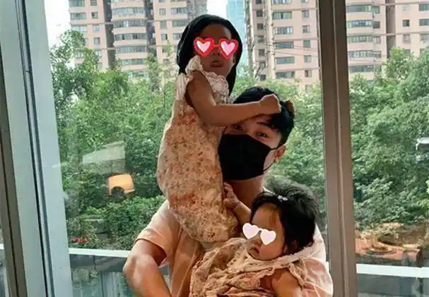 陈赫女儿露正脸跟爸爸互动火了网友确实是翻版小陈赫