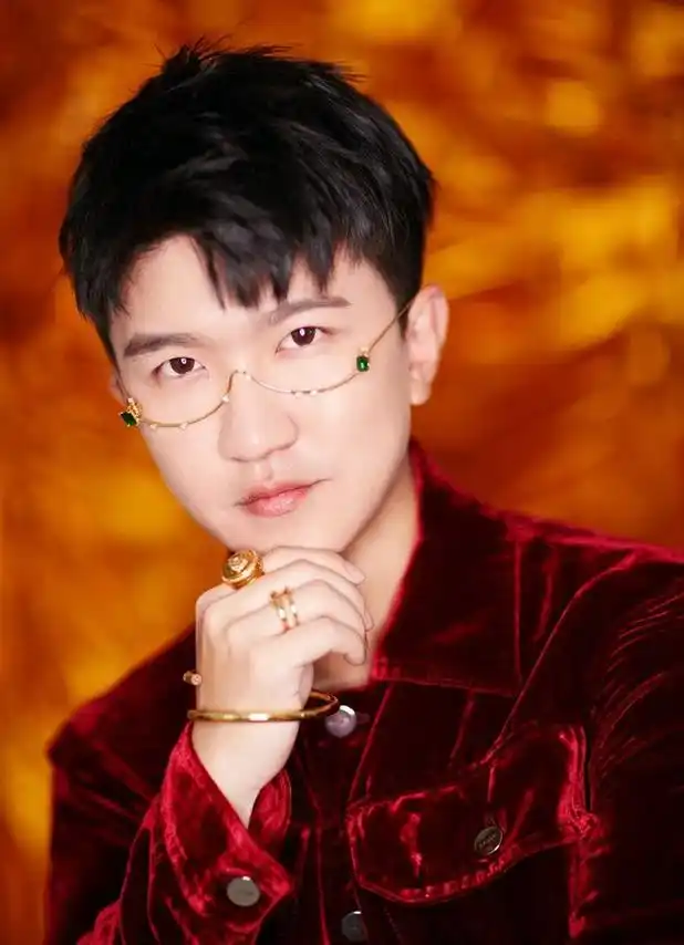 张大大现身活动个性演绎chic风