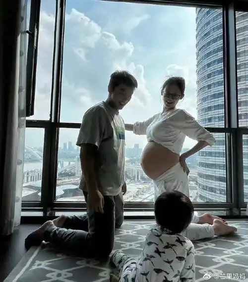 郑恺苗苗才结婚三年##疑似郑恺苗苗三胎孩子满月纪念足印