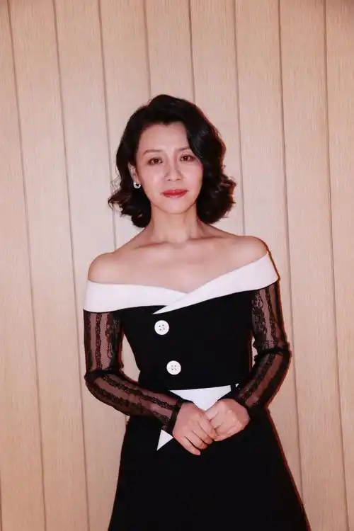 刘琳出席feia盛典大娘子获年度影响力艺人