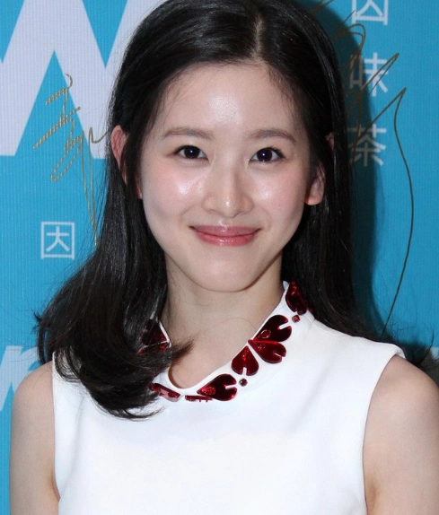 奶茶妹妹产后首秀身材 露甜美笑容似少女