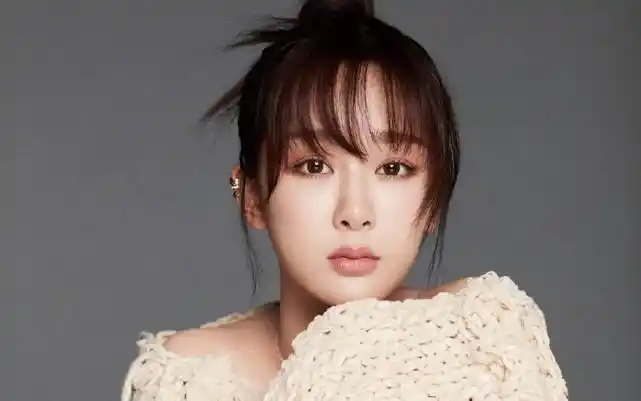 杨紫综艺路透曝光,成年后首次挑战双马尾发型,身形变化明显