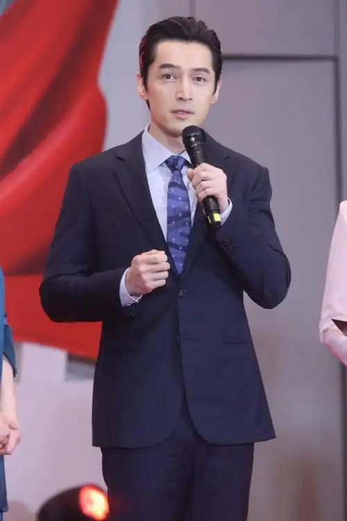 胡歌大背头深色西装出席《时间的答卷》发布会