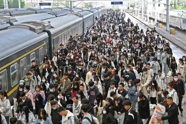 铁路迎来"五一"假期返程客流高峰